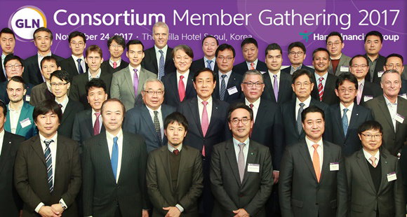 









▲두번째줄 왼쪽부터 빅터 러시아 스파시보 IT 프로젝트 부장, 제임스 덩 IBM 아시아퍼시픽 부사장, 함영주 KEB하나은행장, 야마다 일본 미즈호은행 상무, 김정태 하나금융그룹 회장, 올리버 샹 대만 타이신금융그룹 리테일 그룹장, 김병호 하나금융그룹 부회장, 이타니 일본 미쓰이스미토모신탁은행 상무, 데이비드 영국 콜린슨 그룹 이사​
 


