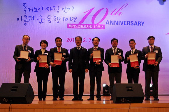 

▲한경택(좌측 첫번째) 한국야쿠르트 사회복지재단 이사장이 박능후 보건복지부장관(좌측 네번째)과 기념 촬영을 하고 있다.