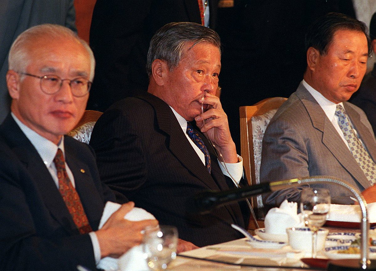 


▲(왼쪽에서 두번째) 폐암 수술을 받은 故 최종현 회장이 IMF 구제금융 직전인 1997년 9월, 산소 호흡기를 꽂은 채 전경련 회장단 회의에 참석, 경제위기 극복 방안을 논의하고 있다.
