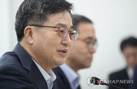 김동연 "부동산시장 과열, 불안 심리 편승한 것"