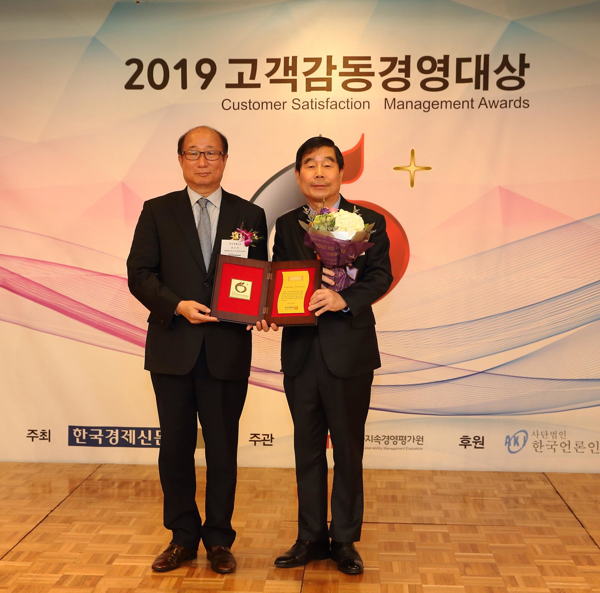 

▲우측이 김시권 대표이사 