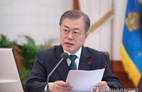 문대통령 "카드수수료 개편, 자영업자 숨통 트이는 계기 되길“