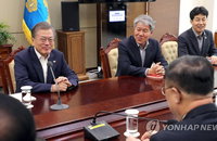 文대통령 "민간일자리 부진…혁신성장 노력 차질없이 추진“