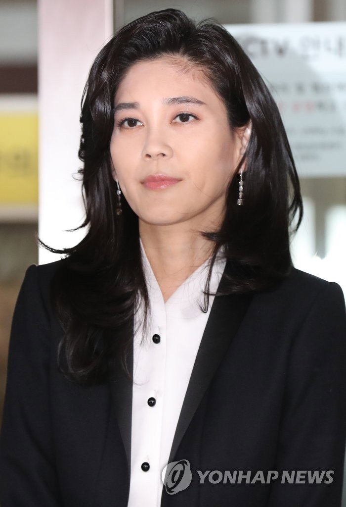 
▲지난 21일 오전 주주총회가 열린 서울 중구 소재 삼성전자 장충사옥에 도착해 주총장으로 이동하는 이부진 호텔신라 사장<사진=연합뉴스>


