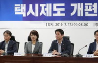 당정 "택시제도 개편안 논의...법인택시 월급제‧면허 양수조건 완하“