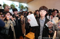 아이폰11 출시일 애플스토어 '북적’