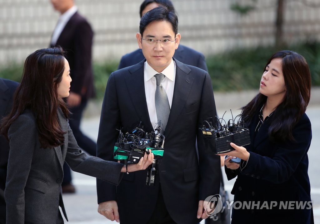 
​
​
​
▲이재용 삼성전자 부회장이 25일 오전 서울 서초구 서울고등법원에서 열린 파기환송심 첫 공판에 출석하며 법정으로 향하고 있다.<사진=연합뉴스>
​
​