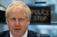 英 총리 "10월에 브렉시트 못해 유감…책임 느껴“