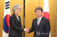 강경화-모테기 외교장관 환담…정상회담·수출규제 협의