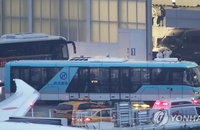 '3차 전세기' 무증상 우한교민·中 가족, 버스로 이동