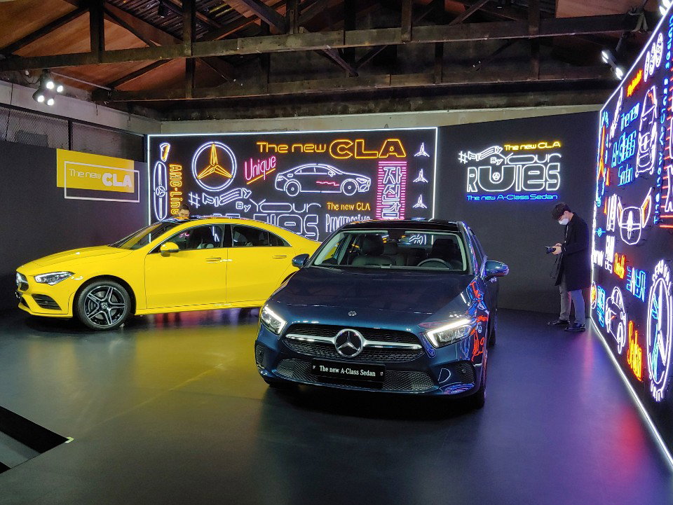 

​
▲좌측부터 'CLA 쿠페 세단', '더 뉴 A-클래스 세단'​<제공=메르세데스-벤츠 코리아>