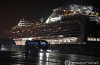 日 크루즈선 미국인 승객 300명 귀국 전세기 탑승