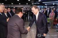 文대통령, 우한 폐렴 확산 속 "방역·경제 두 마리 토끼 다 잡아야“