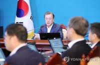 文대통령 "코로나19 확진자 꾸준히 줄어…낙관 금물“