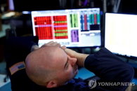 뉴욕증시, 대선 전주를 하락세로 시작…코로나19 재확산 우려에 투자심리 위축