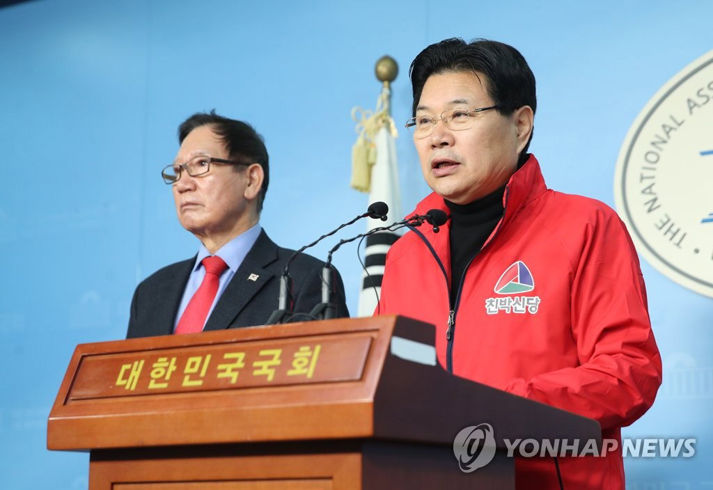 현안 기자회견 하는 친박신당 홍문종 대표 현안 기자회견 하는 친박신당 홍문종 대표