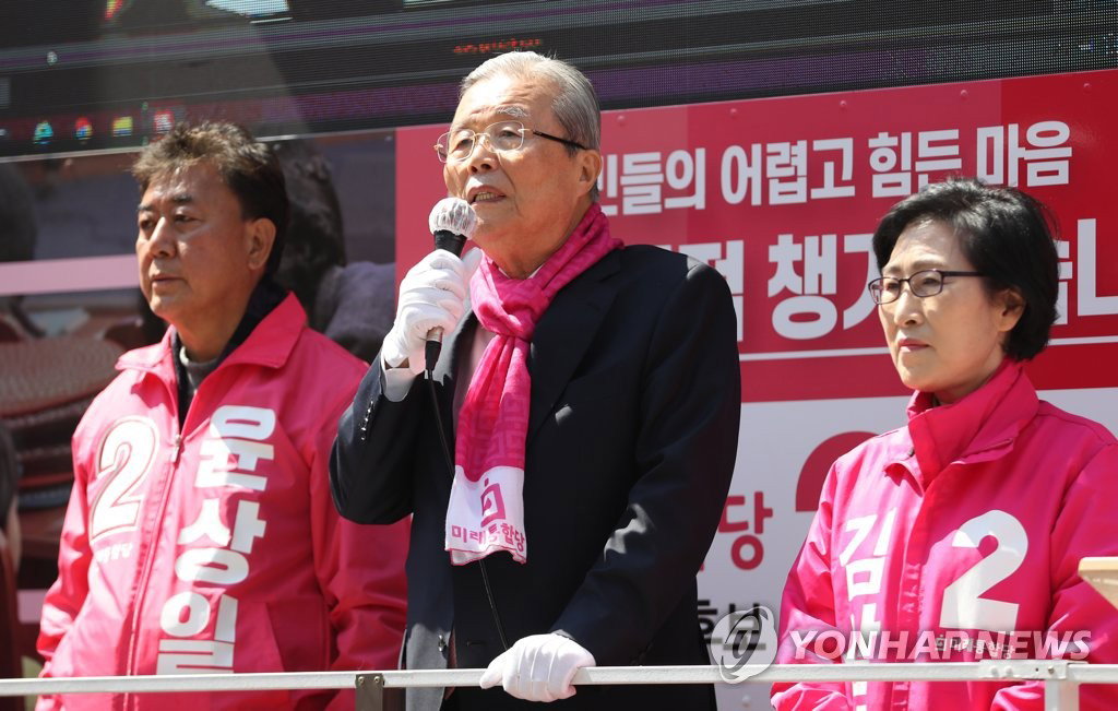 미래통합당 김종인 총괄선대위원장이 9일 오전 서울 중랑구 상봉터미널 팔각정 앞에서 열린 중랑갑 김삼화, 중랑을 윤상일 후보 유세에서 연설하고 있다. 미래통합당 김종인 총괄선대위원장이 9일 오전 서울 중랑구 상봉터미널 팔각정 앞에서 열린 중랑갑 김삼화, 중랑을 윤상일 후보 유세에서 연설하고 있다.