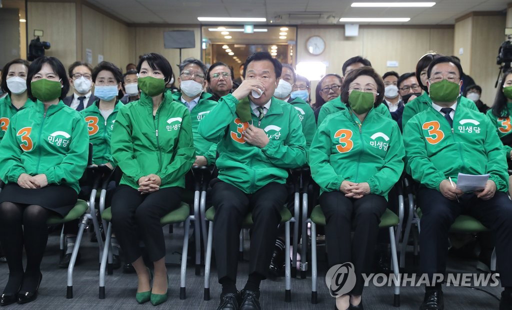 민생당 손학규 상임선대위원장이 김정화 공동선대위원장 등 지도부와 15일 오후 서울 여의도 당사에서 제21대 국회의원선거 출구조사 결과를 보며 물을 마시고 있다