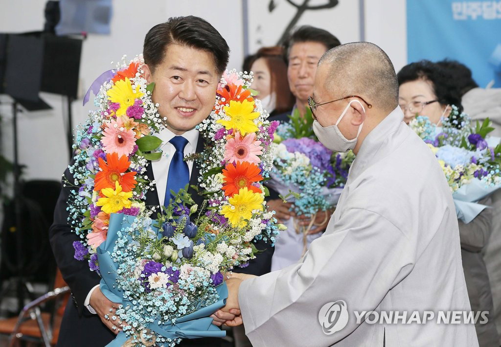 제주시을 더불어민주당 오영훈 후보가 15일 당선이 확실시되자 자신의 선거사무소에서 지지자들에게 축하받고 있다. 2020.4.15 제주시을 더불어민주당 오영훈 후보가 15일 당선이 확실시되자 자신의 선거사무소에서 지지자들에게 축하받고 있다. 2020.4.15