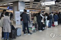 코로나19 사회적 거리 끝났나… 황금연휴 첫날 관광지·사찰 '북적’