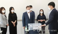 문 대통령 “학교가 방역 최전선”…학교 방역 점검