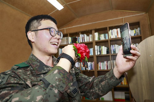 버이날을 맞은 육군 병사들이 편지가 아닌 휴대전화 영상통화로 부모님에게 안부를 전했다. 8일 군에 따르면 육군 6군단 방공기지 장병은 어버이날을 앞둔 지난 6일부터 영상통화로 부모님에게 감사의 마음을 표현하고 있다. 앞서 국방부는 신종 코로나바이러스 감염증(코로나19) 확산으로 휴가 등을 제한하며 병영 내 영상통화를 한시적으로 허용했다. 사진은 6군단 방공기지 이은종 상병이 영상통화로 부모님에게 감사의 마음을 전하는 모습. 2020.5.8 [육군 6군단