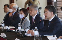 코로나19 국산 치료제 출시 '내년 중→올해 말' 안간힘