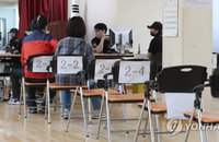 주민센터서 긴급재난지원금 신청…선불카드 지급 가능여부 체크하자