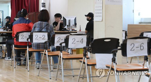 긴급재난지원금 오프라인 신청 접수 첫날인 18일 서울 송파구 삼전동 주민센터에서 시민들이 지원금 접수를 하고 있다. 이날부터 지역사랑상품권·선불카드 신청을 전국 읍·면·동 주민센터에서 받기 시작하고, 그간 온라인으로 접수해온 신용·체크카드 충전 방식도 각 카드사 연계 은행 창구를 통한 방문 신청이 가능하다. 긴급재난지원금 오프라인 신청 접수 첫날인 18일 서울 송파구 삼전동 주민센터에서 시민들이 지원금 접수를 하고 있다. 이날부터 지역사랑상품권·선불카드 신청을 전국 읍·면·동 주민센터에서 받기 시작하고, 그간 온라인으로 접수해온 신용·체크카드 충전 방식도 각 카드사 연계 은행 창구를 통한 방문 신청이 가능하다.