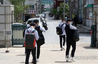 코로나 확산 속 개학 "등교수업 불안" vs "학교가 더 안전"