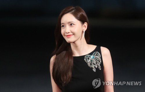 가수 겸 배우 윤아가 21일 인천 영종도 파라다이스시티 호텔에서 열린 제40회 청룡영화상 레드카펫에서 포즈를 취하고 있다. 2019.11.21 가수 겸 배우 윤아가 21일 인천 영종도 파라다이스시티 호텔에서 열린 제40회 청룡영화상 레드카펫에서 포즈를 취하고 있다. 2019.11.21