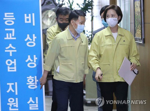 유은혜 사회부총리 겸 교육부 장관(오른쪽)이 고등학교 3학년 첫 등교일인 20일 오전 세종시 정부세종청사 교육부에서 열린 등교수업지원 상황점검 회의를 주재하기 위해 이동하고 있다. 2020.5.20