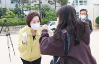 코로나19 발생현황 영향줄라…유은혜, 2차 추가등교 앞두고 학교로