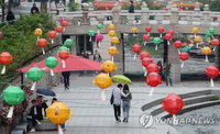 사회적 거리두기… 주말 거리는 한산, 실내는 북적