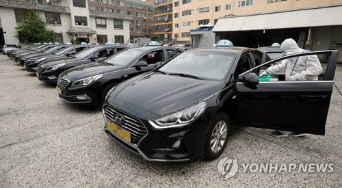 인천에서 한 택시기사가 신종 코로나바이러스 감염증(코로나19) 확진 판정을 받아 택시 고객이 부쩍 감소한 가운데 22일 오후 인천시 서구 택시업체 신광기업에서 한 관계자가 방역작업을 하고 있다. 이 업체는 방역작업을 철저히 하고 있으니 고객들은 안심하고 택시를 이용해달라고 호소했다. 2020.5.22