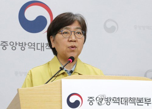 정은경 중앙방역대책본부장(질병관리본부장)이 8일 오후 충북 청주시 질병관리본부에서 코로나19 국내 발생 현황 및 확진 환자 중간조사 결과 등 정례브리핑을 하고 있다. 2020.5.8 정은경 중앙방역대책본부장(질병관리본부장)이 8일 오후 충북 청주시 질병관리본부에서 코로나19 국내 발생 현황 및 확진 환자 중간조사 결과 등 정례브리핑을 하고 있다. 2020.5.8