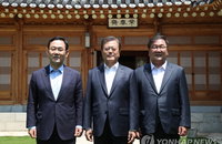 문 대통령·양당 원내대표 회동 시작…협치 논의되나