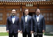 문 대통령·양당 원내대표 회동 시작…협치 논의되나