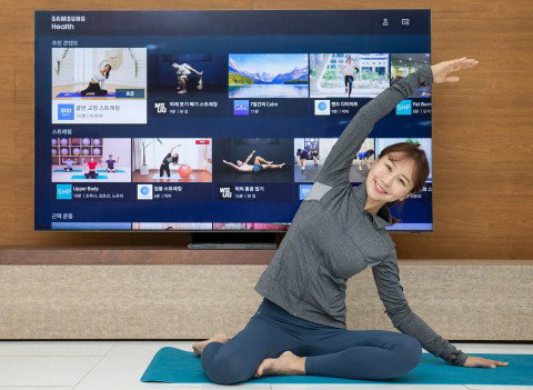 삼성전자 모델이 2020년형 삼성 스마트 TV용 삼성 헬스 앱으로 홈 트레이닝 영상을 시청하며 동작을 따라하고 있다 삼성전자 모델이 2020년형 삼성 스마트 TV용 삼성 헬스 앱으로 홈 트레이닝 영상을 시청하며 동작을 따라하고 있다