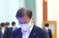 호국보훈의 달 첫 날, 묵념하는 문 대통령