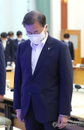 호국보훈의 달 첫 날, 묵념하는 문 대통령