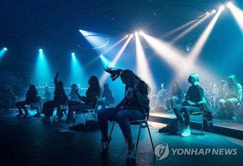 지난 6일(현지시간) 네덜란드 네이메헌에 있는 한 클럽에서 사람들이 댄스 이벤트에 참여하고 있다. []
