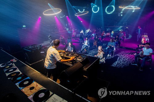 지난 6일(현지시간) 네덜란드 네이메헌에 있는 한 클럽에서 사람들이 댄스 이벤트에 참여하고 있다. [로이터=연합뉴스]
