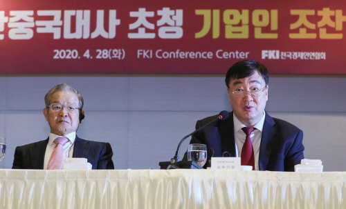 전경련은 28일 전경련회관 컨퍼런스센터에서 대중(對中)사업을 하고 있는 회원사 관계자들이 참석한 가운데 '주한중국대사 초청 기업인 조찬간담회'를 개최, 싱하이밍 주한중국대사가 기조연설을 하고 있다. 왼쪽부터 권태신 전경련 부회장, 싱하이밍 주한중국대사