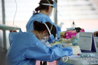혈장치료 시험 결과 “코로나 완치자 혈장 효과”...부작용은