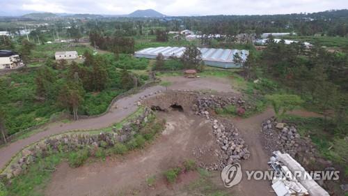 불법개발로 파괴된 '생쟁이왓굴' (제주=연합뉴스) 불법개발로 파괴된 제주시 한림읍 협재리의 천연동굴인 '생쟁이왓굴' 일대 모습. [제주도자치경찰단 제공,
