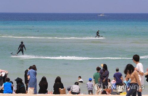 제주 바닷가  황금연휴 첫날인 30일 오후 제주시 조천읍 함덕해변이 관광객들로 붐비고 있다. 2020.4.30