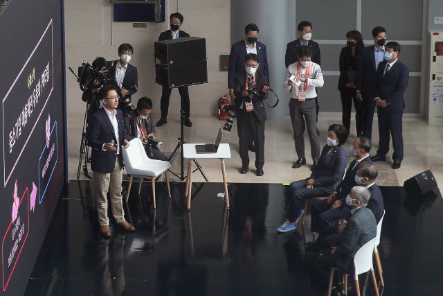 문재인 대통령이 ICT 전문기업인 더존비즈온을 방문해 플랫폼, 빅데이터, AI, 핀테크에 대한 설명을 듣고 있다