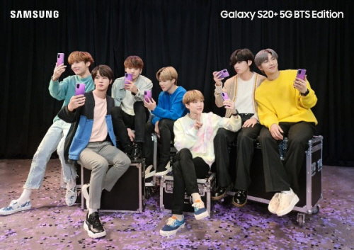삼성전자가 방탄소년단(BTS)과 협력해 '갤럭시 S20  BTS 에디션'과 '갤럭시 버즈  BTS 에디션'을 선보인다. 공식 출시는 7월 9일이다. 사진은 방탄소년단이 갤럭시 S20  BTS 에디션을 사용하고 있는 모습. 2020.6.15 [삼성전자 제공. 