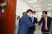 김종인 만난 김태년 “추경처리 간곡 부탁”…홍남기도 처리 요청